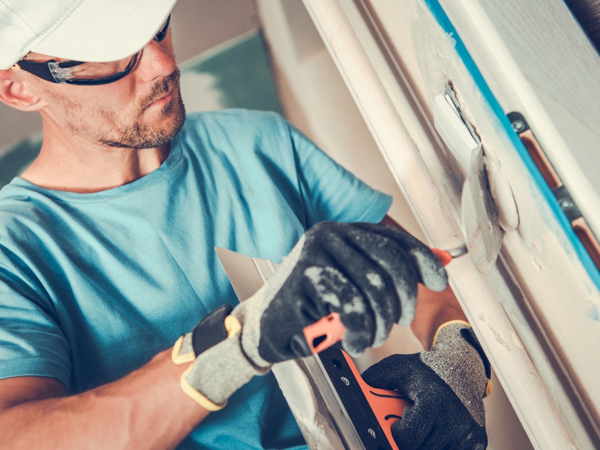 Handwerker beim Spachteln